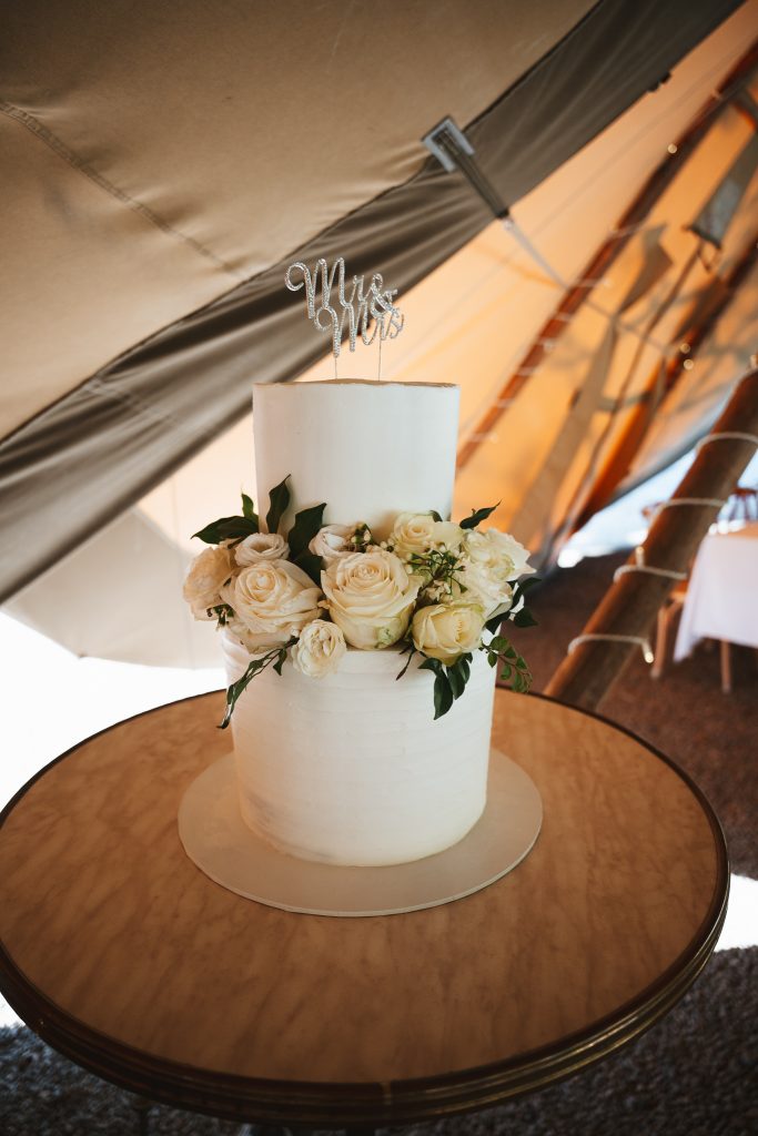 Beatufiul wedding cake under tipi