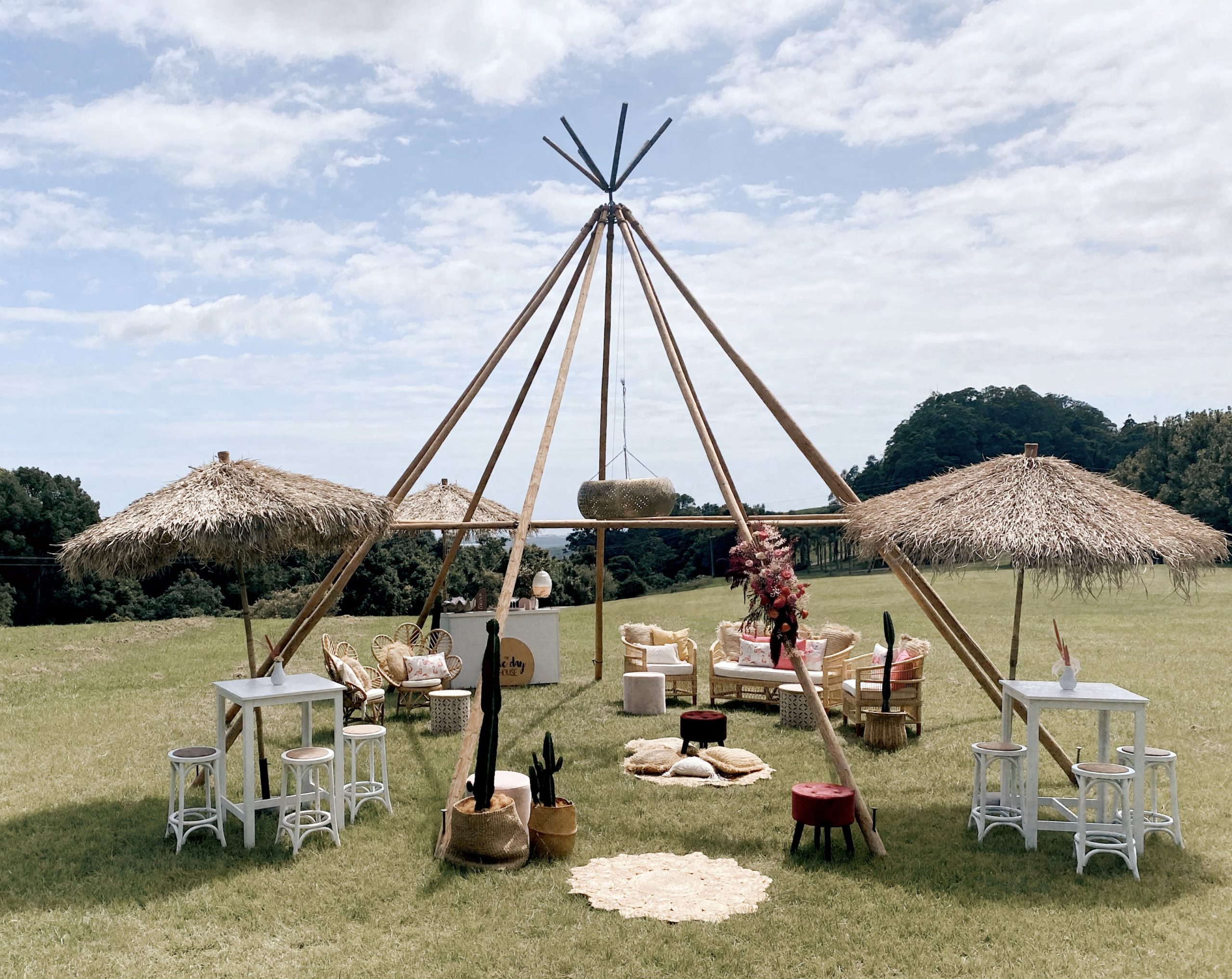 Naked kung party tipi with coachella vibes